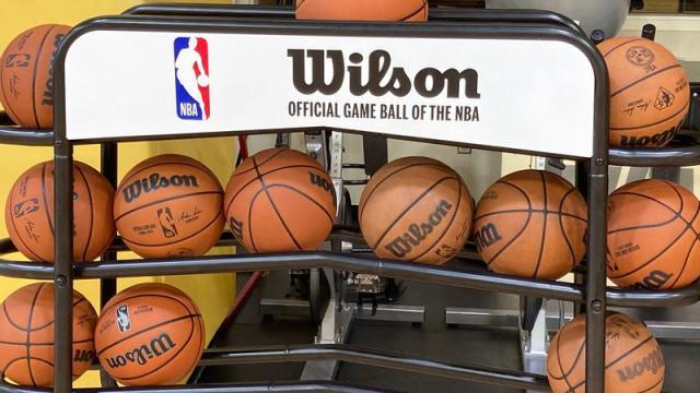 v站-NBA换球感觉如何？邓罗：新球更黏 我还没完全适应